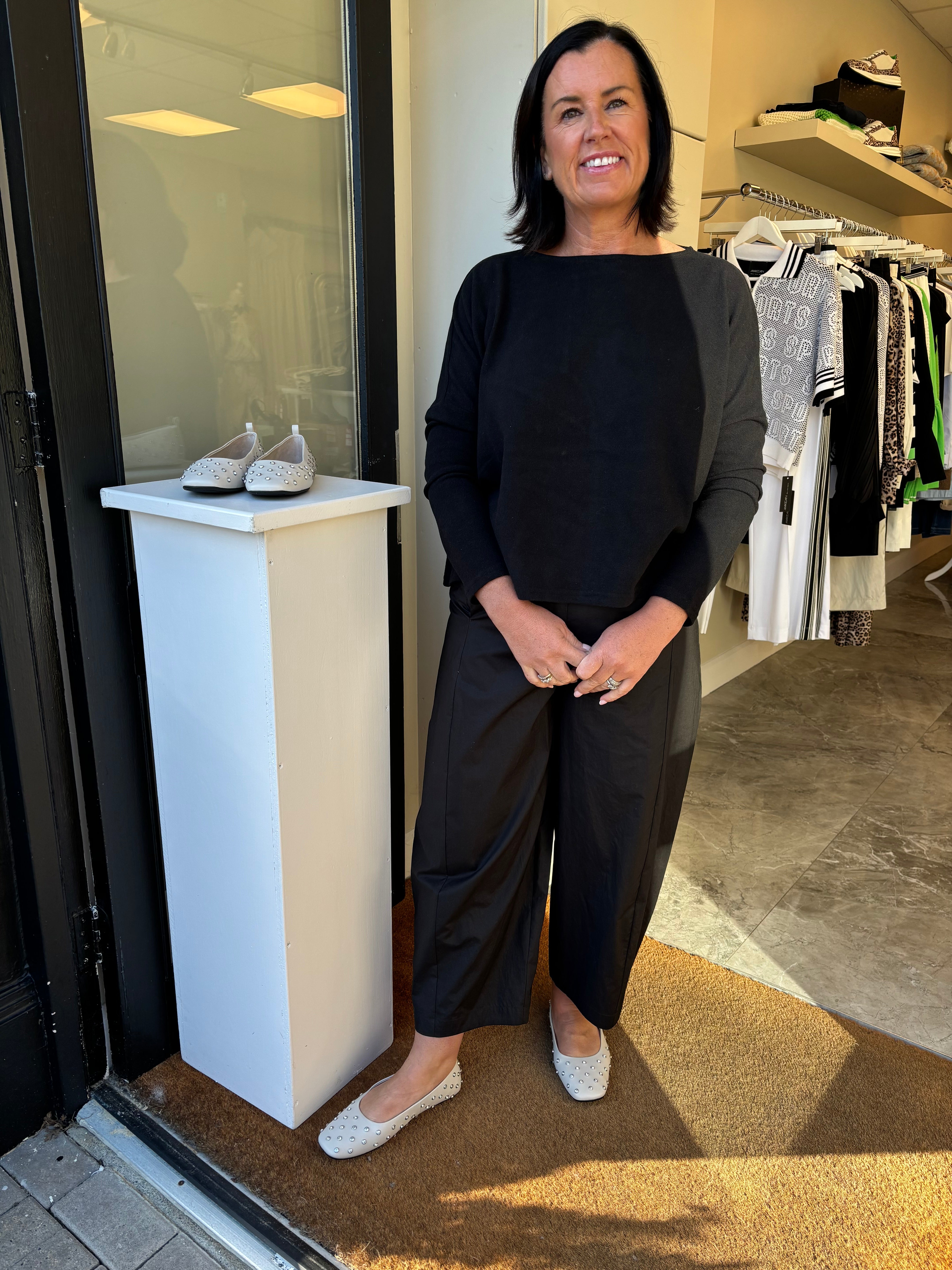 NEIRAMI Pants with Stitching Black